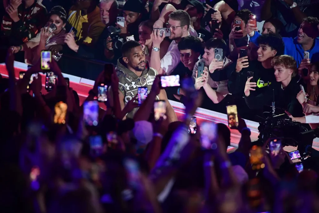 Incidente in Nigeria: pugile Joshua lievemente ferito, due vittime tragiche.