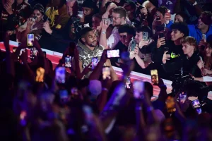 Incidente in Nigeria: pugile Joshua lievemente ferito, due vittime tragiche.