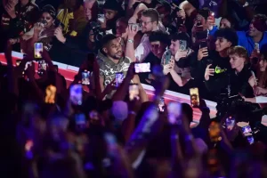 Incidente in Nigeria: pugile Joshua lievemente ferito, due vittime tragiche.