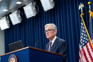 Fed mantiene i tassi, Powell segnala miglioramento delle prospettive economiche