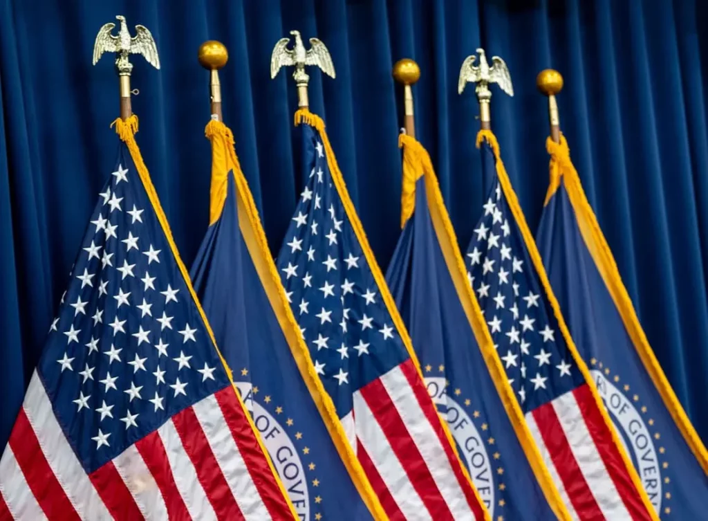 Trump sceglie Kevin Warsh come nuovo presidente della Federal Reserve: impatti sul mercato attesi.