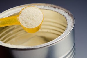 Nestlé richiama latte in formula per neonati con allergie: attenzione ai consumatori.