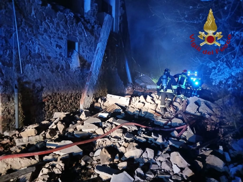 Arezzo, esplosione distrugge palazzina: tre feriti, grave una donna di 76 anni.