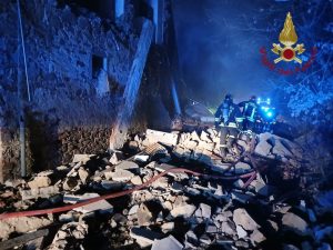 Arezzo, esplosione distrugge palazzina: tre feriti, grave una donna di 76 anni.