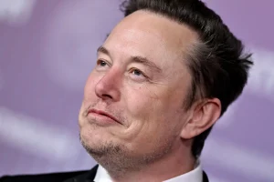 Musk chiede 134 miliardi di dollari in causa contro OpenAI, nonostante la sua fortuna da 700 miliardi.