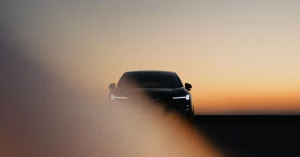 Volvo presenta l’EX60: autonomia e velocità di ricarica prima del debutto ufficiale.