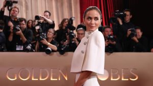 Emily Blunt illumina i Golden Globes: il bianco invernale va oltre i matrimoni.