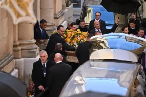 Saint-Tropez rende omaggio a Brigitte Bardot con una cerimonia commemorativa emozionante