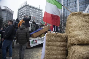 Protesta a Milano: latte e fieno contro l’accordo con il Mercosur in piazza Duca d’Aosta.