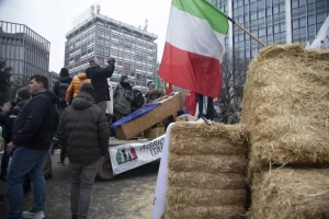 Protesta a Milano: latte e fieno contro l’accordo con il Mercosur in piazza Duca d’Aosta.