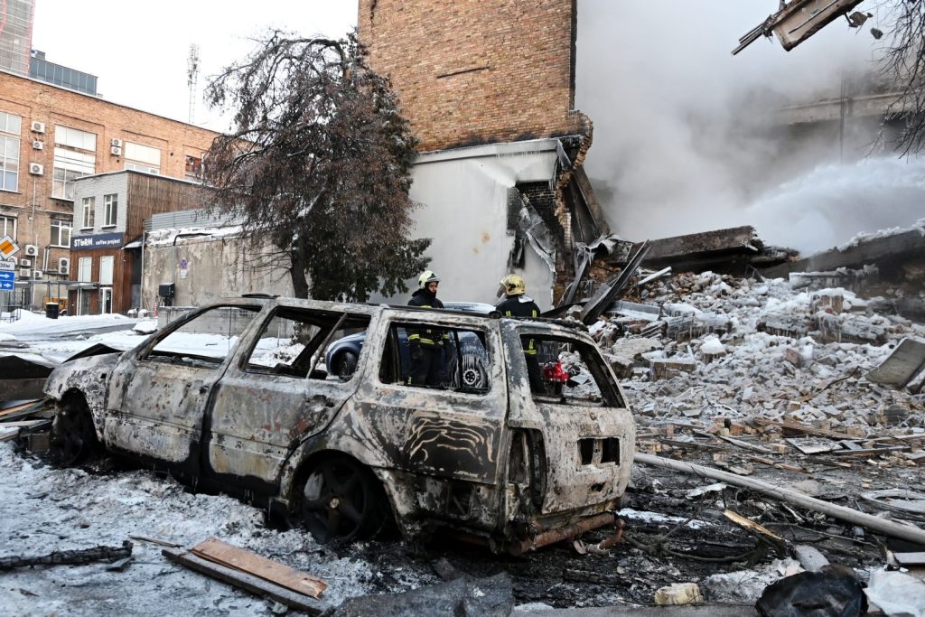 Ucraina: bombardamenti notturni russi con 115 droni provocano allerta e danni significativi.