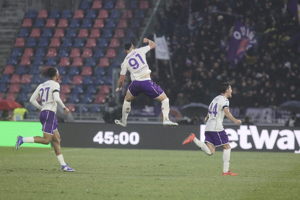 Fiorentina trionfa a Bologna 2-1, onorando Commisso con una vittoria straordinaria.