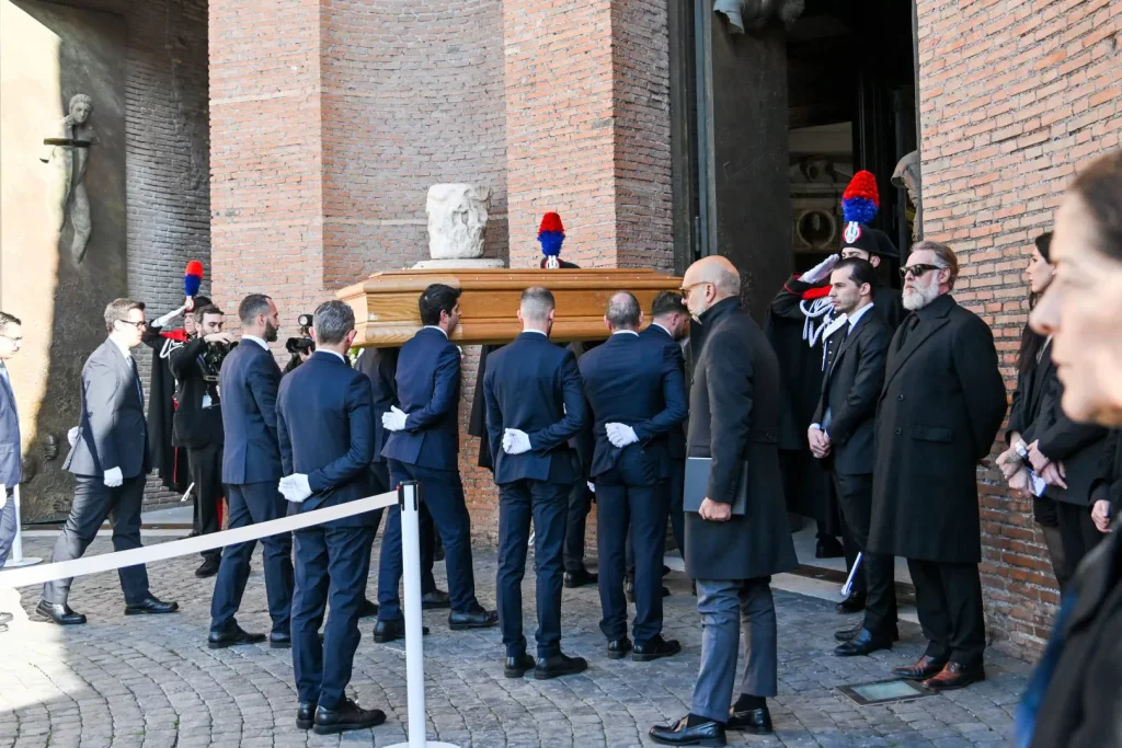 A Roma l’ultimo saluto a Valentino con numerose star ai funerali – Video