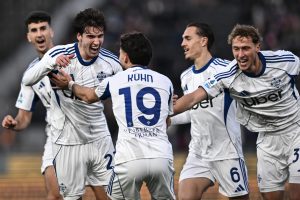 Como continua la sua corsa, batte Pisa 3-0 con le reti di Perrone e Douvikas.