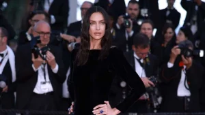 Irina Shayk compie 40 anni e ridefinisce il concetto di bellezza contemporanea.