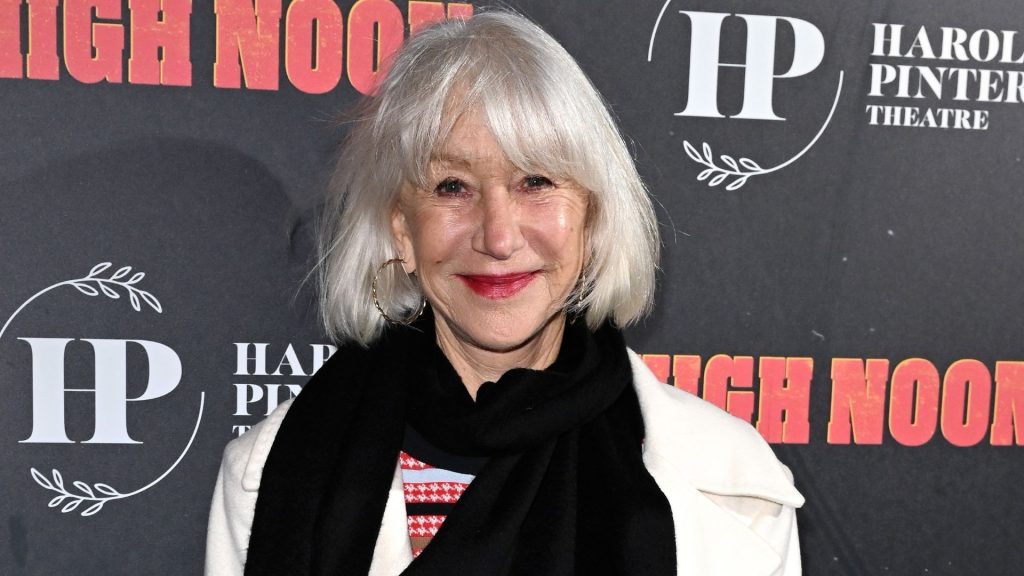 Helen Mirren’s biker boots: l’eleganza audace per un look invernale sofisticato e pratico.