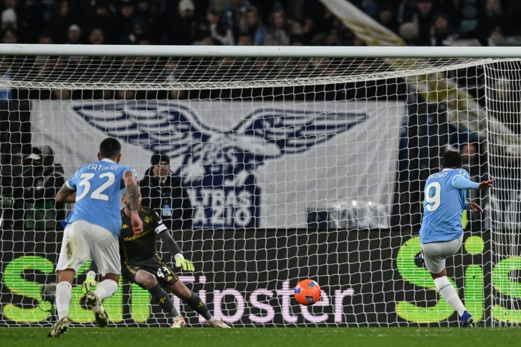 Olimpico in fiamme: Lazio e Fiorentina, finale 2-2 tra rigori e polemiche.
