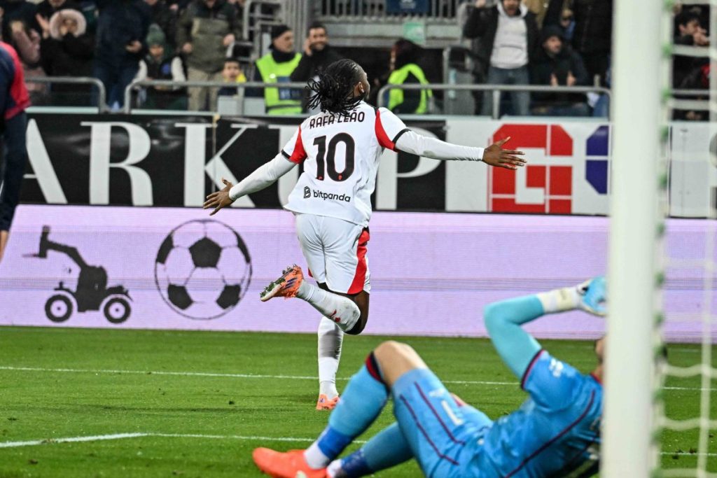 Leao guida il Milan alla vittoria a Cagliari: 3 punti fondamentali conquistati.
