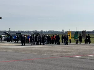 Volo di Stato atterra a Linate: cinque giovani italiani vittime della tragedia di Crans-Montana.