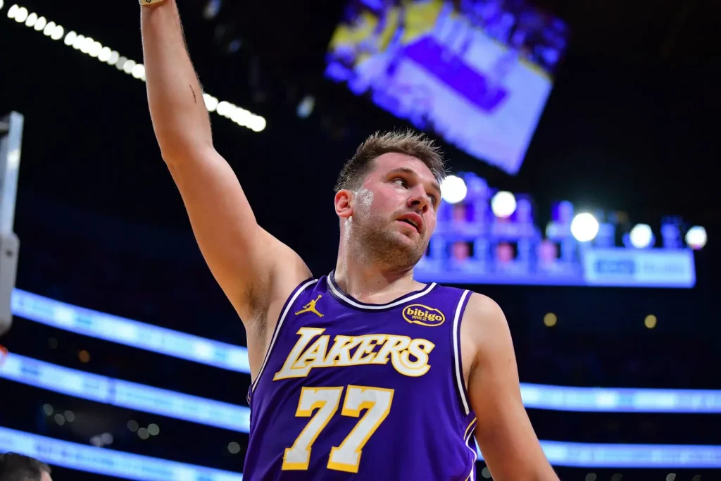 Lakers trionfano a Chicago, Boston si riscatta e Cleveland continua a vincere nella notte NBA.