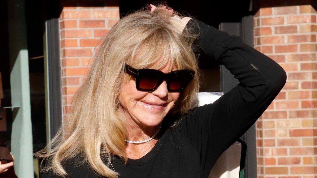 Goldie Hawn sfoggia eleganza invernale con stivali chic perfetti per la neve.