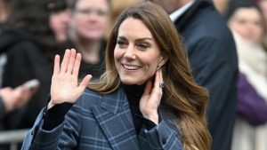 Kate Middleton ripropone il suo inconfondibile stile invernale in Scozia, curando i dettagli.