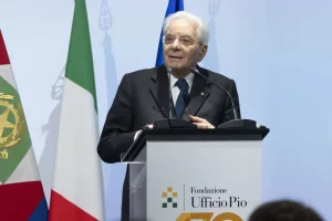 Mattarella: Urgente affrontare le nuove povertà nel nostro Paese per un futuro migliore.
