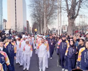 Milano-Cortina 2026, la Fiamma Olimpica illumina la sede Intesa Sanpaolo a Torino