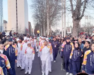 Milano-Cortina 2026, la Fiamma Olimpica illumina la sede Intesa Sanpaolo a Torino