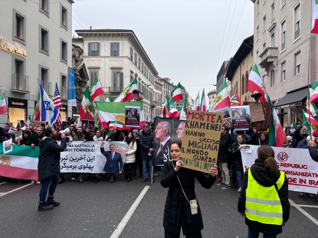 Corteo a Milano: migliaia in piazza per sostenere la libertà in Iran.