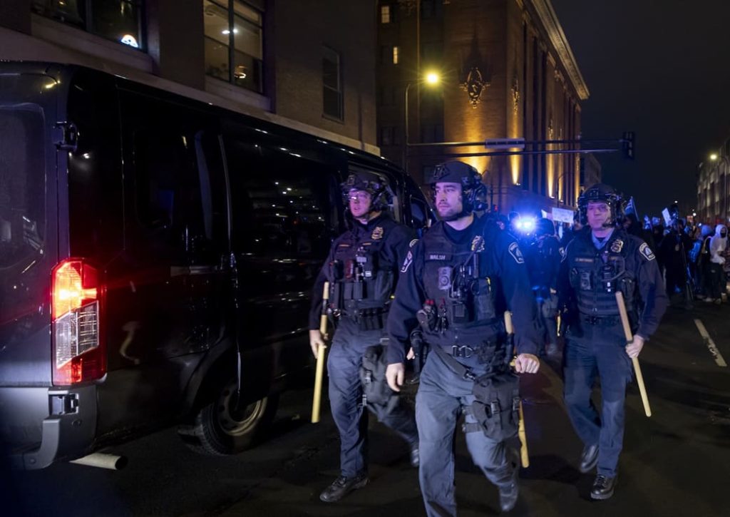 Sedici arresti a Minneapolis per aggressione a poliziotti, dichiara la procuratrice generale Usa Bondi.