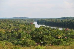 Espansione urbana e miniere illegali minacciano la fragile frontiera dell’Amazzonia.