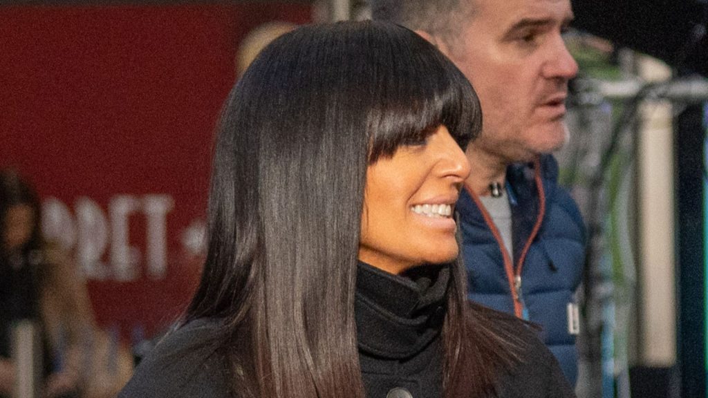 Claudia Winkleman sfoggia un elegante cappotto di lana nera, un classico intramontabile per l’inverno.