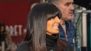 Claudia Winkleman sfoggia un elegante cappotto di lana nera, un classico intramontabile per l’inverno.