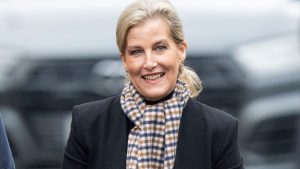 Sophie di Edimburgo calcia il pallone in comode sneakers adidas, dimenticando gli stivali invernali.