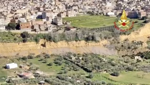 Frana a Niscemi, indagini per disastro colposo. Meloni promette: “Non ripeteremo errori del 1997.”