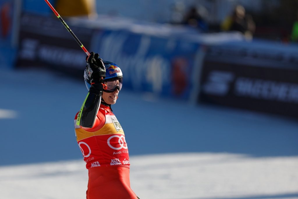 Odermatt trionfa nel SuperG di Kitzbühel, tre italiani conquistano la top ten.