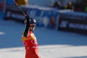 Odermatt trionfa nel SuperG di Kitzbühel, tre italiani conquistano la top ten.