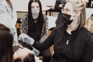 Trucco permanente: 5 motivi per intraprendere una carriera in questo settore in espansione.