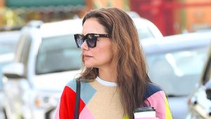 Katie Holmes scopre il pullover perfetto per la primavera, disponibile in commercio.