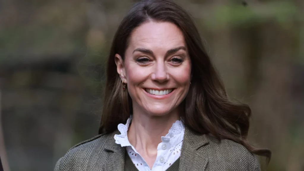 Kate Middleton celebra il 44° compleanno rompendo la tradizione reale e riflettendo sulla vita.