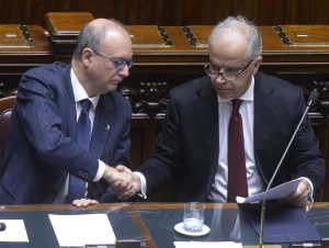 Misure Piantedosi-Valditara: metal detector contro coltelli nelle scuole per garantire sicurezza.