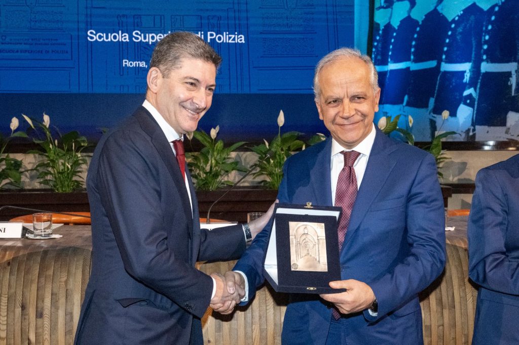 Inaugurato l’anno accademico della Scuola Superiore di Polizia con la presenza di Piantedosi e Pisani.