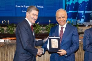 Inaugurato l’anno accademico della Scuola Superiore di Polizia con la presenza di Piantedosi e Pisani.