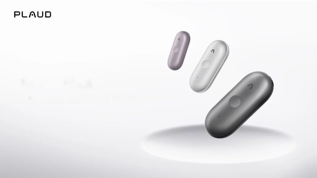 Plaud presenta un nuovo pin AI e un registratore di note per riunioni su desktop.