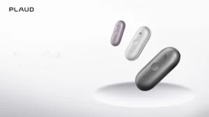 Plaud presenta un nuovo pin AI e un registratore di note per riunioni su desktop.