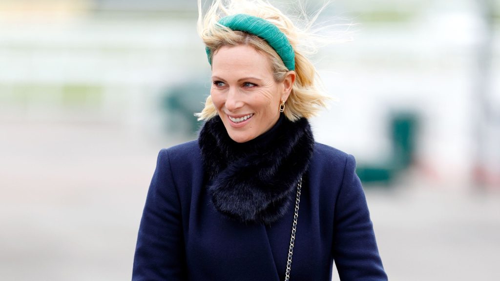 Zara Tindall eleva i suoi cappotti preferiti con un semplice trucco di stile.