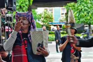 Donne contadine in lotta per fermare una miniera di zinco nel Nord Sumatra.