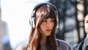 Dakota Johnson incanta con il suo magico stile in calde tonalità invernali neutre.