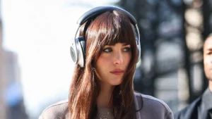 Dakota Johnson incanta con il suo magico stile in calde tonalità invernali neutre.